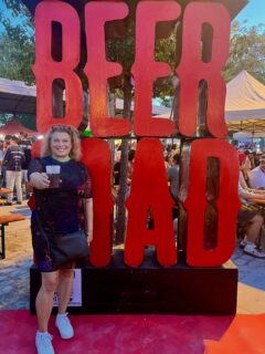 🍺 Beermad Madrid vuelve, el Mercado de la #CervezaArtesana que contará con mas de 200 estilos diferentes de más de 30 cerveceras participantes.

🍻 #BeerMad,  uno de los grandes eventos de Madrid dedicado a la cerveza artesana se celebrará del 25 al 27 de septiembre de 2026 estrenando nueva ubicación al aire libre junto al parque Tierno Galván en su XII Edición volviendo a convertir la ciudad en la capital de la cerveza artesanal.

🍺Se ofrecerán más de 200 estilos diferentes de cerveza, Street food, música y animaciones para todos los públicos y se estima que acudan unas 10.000 personas.

📸 En cada foto tenéis las etiquetas de a quien corresponden

🗓️ Fechas: 25, 26 y 27 de septiembre de 2026
📍 Lugar: Avenida del Planetario, esquina con calle Meneses, Distrito de Arganzuela, #Madrid
🎟️ Acceso libre y gratuito
🍺 Vaso oficial reutilizable:  3 €
⏰ Horarios
Viernes 25:   17:00 a 23:00 h Sábado 26:   11:00 a 23:00 h Domingo 27: 11:00 a 19:00 h

🚇 Metro y Cercanías: Méndez Álvaro 🚌 Autobuses: 148 y 156, parada Tierno Galván-Planetario; 102 y 152, Méndez Álvaro-Estación Sur.
#Beermad2026 

👩🏼‍💻👉🏻 https://www.zampatelmundo.com/beermad-vuelve-a-madrid/
#comunicacióngastronómica