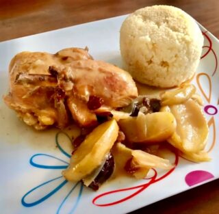 👩🏻‍🍳🍺🍗 Hoy es el día internacional de la cerveza, una fecha que se celebra cada primer viernes del mes de agosto en alrededor de 50 países y yo para celebrarlo os dejo mi receta de pollo goloso a la cerveza, espero que os guste mucho 😋

🍗 INGREDIENTES:
Un muslo y contramuslo de pollo de corral por persona
Una manzana
Chalotas 
Ciruelas pasas sin hueso
Un puñado de uvas pasas sin pepitas
Un vaso grande de cerveza
Aove y sal al gusto

👩🏻‍🍳 PREPARACIÓN:
- Doramos el pollo en una sartén con aove y reservamos
- En una cacerola ponemos el aceite de haber dorado el pollo y sofreímos las chalotas cortadas en tiras finas
- Cuando estén transparentes añadimos las ciruelas, las pasas y la manzana cortada en gajos finos sin pelar
- Rehogamos todo unos 5 minutos removiendo, añadimos el pollo que teníamos reservado y lo regamos con la cerveza
- Tapamos y dejamos guisar a fuego bajo de 20 a 30 minutos, dependiendo del tamaño de las piezas de pollo.
Una vez listo apagamos el fuego y dejamos reposar unos 5 minutos

¡Ya lo tenemos listo para emplatar!

🍚 Como guarnición a mí este plato me encanta con cous-cous, aunque también va fenomenal con arroz integral o con quinoa

#diainternacionaldelacerveza #recetasconcerveza #beercooking #zampatelmundoblog