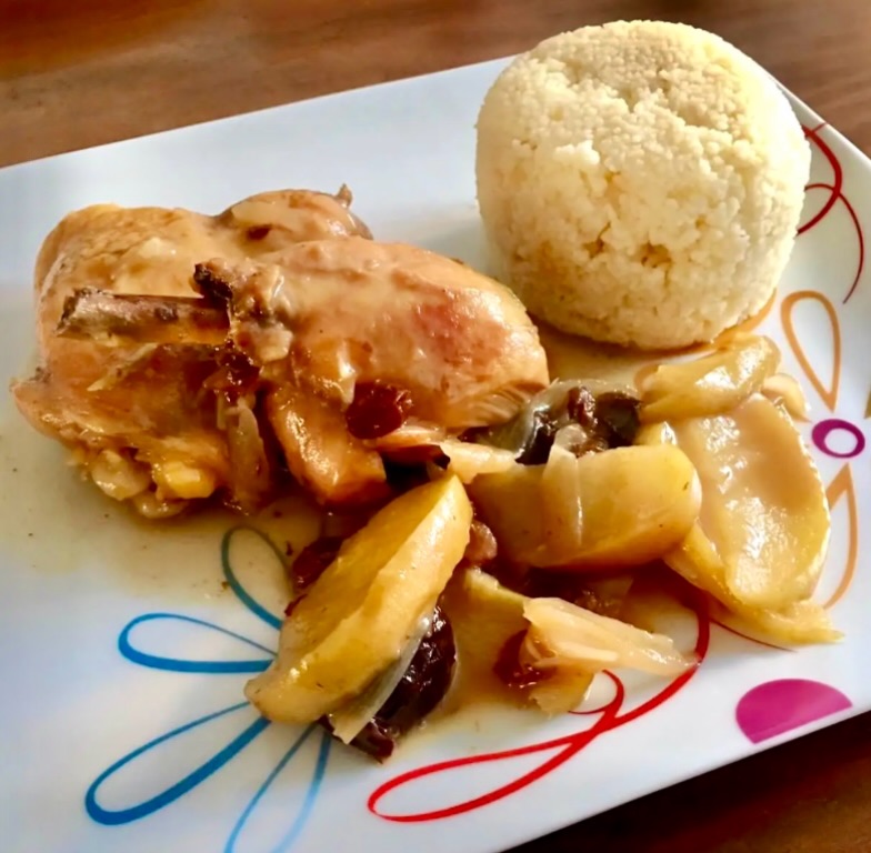 👩🏻‍🍳🍺🍗 Hoy es el día internacional de la cerveza, una fecha que se celebra cada primer viernes del mes de agosto en alrededor de 50 países y yo para celebrarlo os dejo mi receta de pollo goloso a la cerveza, espero que os guste mucho 😋

🍗 INGREDIENTES:
Un muslo y contramuslo de pollo de corral por persona
Una manzana
Chalotas 
Ciruelas pasas sin hueso
Un puñado de uvas pasas sin pepitas
Un vaso grande de cerveza
Aove y sal al gusto

👩🏻‍🍳 PREPARACIÓN:
- Doramos el pollo en una sartén con aove y reservamos
- En una cacerola ponemos el aceite de haber dorado el pollo y sofreímos las chalotas cortadas en tiras finas
- Cuando estén transparentes añadimos las ciruelas, las pasas y la manzana cortada en gajos finos sin pelar
- Rehogamos todo unos 5 minutos removiendo, añadimos el pollo que teníamos reservado y lo regamos con la cerveza
- Tapamos y dejamos guisar a fuego bajo de 20 a 30 minutos, dependiendo del tamaño de las piezas de pollo.
Una vez listo apagamos el fuego y dejamos reposar unos 5 minutos

¡Ya lo tenemos listo para emplatar!

🍚 Como guarnición a mí este plato me encanta con cous-cous, aunque también va fenomenal con arroz integral o con quinoa

#diainternacionaldelacerveza #recetasconcerveza #beercooking #zampatelmundoblog