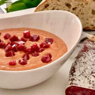 📍🍅 De vuelta en Córdoba, celebrándolo con un salmorejo con Topping de longaniza

#cordoba #salmorejo #gastronomia #zampatelmundoblog #comunicacióngastronómica