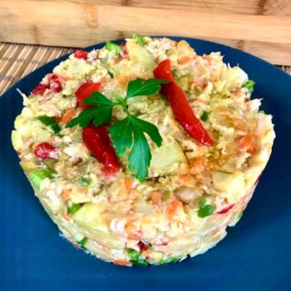😋 Ensaladilla de verano sin mayonesa, un plato fresco y ligero para el calor

📲 Guarda para que no se te olvide 
❤️ Like si te ha gustado
✈️ Comparte con quien pueda necesitarlo
🗯️ Comenta si te quedan dudas

🥔 INGREDIENTES:
Patatas
Zanahorias
Aceitunas verdes rellenas de anchoa
Pimiento verde
Cebolla
Atún en lata
Pimiento morrón
Aceite de oliva virgen extra 
Sal

👩🏻‍🍳 PREPARACIÓN:
- Lo primero que tenemos que hacer es cocer unas patatas medianas y unas zanahorias con piel y bien lavadas
- Una vez estén listas las dejamos enfriar, las pelamos y después las picamos en trozos pequeños y reservamos
- Picamos bien menudo las aceitunas, la cebolla, el pimiento verde y el pimiento morrón dejando unas tiras para luego decorar y lo ponemos todo en una ensaladera junto a las patatas y la zanahoria
- Añadimos el atún en lata escurrido (lo puedes comprar en aceite o al natural) y aliñamos con sal y aceite de oliva virgen extra

🥄Removemos todo bien para que se integren todos los ingredientes y el aliño y ya tenemos lista nuestra ensaladilla de verano

👌🏻 La puedes servir en la fuente tal cual o hacerle forma con un aro de cocina y colocar encima unas tiras de pimiento morrón y unas hojas de perejil

#ensaladilla #recetasdeverano #cocinafácil #zampatelmundoblog