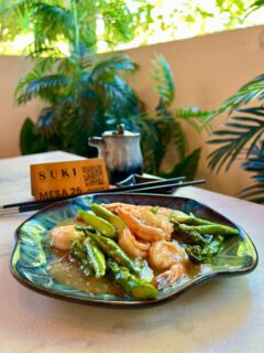 🥢 @suki_restaurante 👉🏻 Sushi bar y cocina asiática en Las Tablas (Madrid) donde puedes elegir la posibilidad de disfrutar de buffet con cuatro platos por persona y sin límite de rondas o pedir a la carta donde puedes combinar sabores de fusión asiática y una elaborada oferta de sushi

🍣 El local, grande, es luminoso con grandes ventanas de luz natural y además, cuenta con terraza 

📲 Pasa la galería de fotos y conoce algunos de sus platos:
- Salteado de gambas y espárragos
- Ensalada wakame
- Rollitos de marisco
- Nigiri sake foie gras
- Hoso sake frito
- Uramaki spicy sake roll
- Temaki spicy sake 
- Gunkan sake honey
- Tataki sake
- Salteado de pollo almendras

💯 #amandarecomienda sin ninguna duda
📍 C. de María Tubau, 15 (Las Tablas) #Madrid 
☎️ 688 168 565
💶 25-30 PAX

#restaurantesmadrid #cocinaasiatica #comunicacióngastronómica