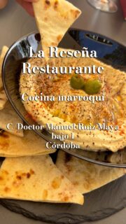 🇲🇦 ¡Sonríe y viaja a Marruecos sin salir de Córdoba!

🍽️ Hoy nos vamos a descubrir los sabores de @laresenarestaurantebar un rincón de cocina marroquí donde sus propios cocineros nos acercan la gastronomía de su tierra

🍗 Empezamos con un hummus de aperitivo para abrir boca, seguimos con un delicioso cuscús con verduras y pollo, y nos dejamos conquistar por la pastela de pollo con almendras y pistachos ¡Menudo espectáculo de sabores! 

🫖🍯 Y como toda buena experiencia gastronómica merece un final a la altura, llega la hora del té, servido al más puro estilo marroquí, acompañado de dulces tradicionales.

🥄 Porque comer también es viajar, descubrir otras culturas y disfrutar de sabores que nos sacan de la rutina

💯 #amandarecomienda
📍 Calle Doctor Manuel Ruiz Maya bajo 1
#cordoba 
💶 25/30 PAX

🇲🇦 ¿Te vienes a descubrir Marruecos a través de su gastronomía? 

#restaurantescordoba #foodiescordoba #gastrocordoba