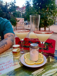 🌮 Tardes de margaritas, tequila y nachos, y ¡qué viva México cabrones! 🇲🇽

🌞 Aquí en @lataqueriadebirra para disfrutar de los mejores tardeos madrileños con solete guía Repsol 

📍 Plaza de las Comendadoras 2, terraza #Madrid
💶 25 PAX 
💯 #amandarecomienda 

#mexicoenmadrid #tardeomadrid #comunicaciongastronomica