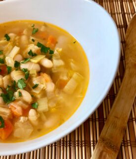 🥄 si volvés captando recetas de cuchara, ricas y ligeras antes de que empiece de verdad el frío, como ejemplo: este plato de alubias a la toscana.

📲 Guarda para que no se te olvide 
❤️ Like si te ha gustado
✈️ Comparte con quien pueda necesitarlo
🗯️ Comenta si te quedan dudas

💚 INGREDIENTES:
Alubias blancas
Berza o repollo
Cebolla
Dos ajos
Zanahoria
Puerro
Una rama de apio
Un tomate maduro
Perejil
Dos hojas de laurel
Sal, pimienta y aceite de oliva virgen extra

👩🏻‍🍳 PREPARACIÓN:
*No olvidar poner las alubias en agua la noche anterior o utilizarlas de frasco
- En una cacerola con agua y las dos hojas de laurel ponemos las alubias a cocer a fuego bajo hasta que estén tiernas
- Mientras tanto picamos todos los vegetales y en una sartén pochamos primero la cebolla con una pizca de sal, añadimos el ajo, luego todos los vegetales y cuando estén bien rehogados añadimos el tomate, sal y pimienta.
- Removemos todo bien y añadimos agua, dejamos cocer unos 15 minutos y se lo añadimos a las alubias. Movemos con cuidado para que las alubias no se rompar y dejamos que cueza todo de 5 a 10 minutos.

🥄 Probamos que todo este tierno y en su punto de sal y cuando esté perfecto para nuestro gusto solo queda servir y decorar con perejil picado.

👩🏼‍💻👉🏻 https://www.zampatelmundo.com/alubias-blancas-a-la-toscana/

#recetasdeotoño #legumbres #recetasdecuchara #recetasveganas #zampatelmundoblog
