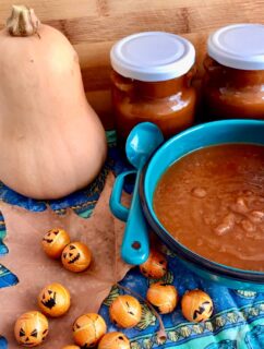 🎃 ¡Se acerca Halloween y la calabaza es la protagonista!

🍂 Hoy te traigo una receta fácil y muy rica para preparar en casa: mermelada de calabaza y canela. Una combinación deliciosa para disfrutar del otoño

🎃 INGREDIENTES:
 800 gr. de calabaza
100 gr. de azúcar moreno
Media cucharadita de canela
Ralladura de un limón
Un vaso de agua

👩🏻‍🍳 PREPARACIÓN:

1️⃣ Pelamos y retiramos las pipas y hebras de la calabaza (también podemos comprarla ya limpia y troceada)

2️⃣ La ponemos partida en trozos pequeños en una cacerola y añadimos el azúcar, la canela y la ralladura del limón

3️⃣ A continuación removemos bien y añadimos el vaso de agua

4️⃣ Dejamos a fuego medio para que se cueza, hasta que esté blanda y el agua consumida (tenemos que remover continuamente)

5️⃣ Apagamos el fuego y pasamos por la batidora

6️⃣ Ya la tenemos lista, la envasamos en frascos de cristal y las cerramos al baño María y cuando esté fría la metemos a la nevera

¡Tendremos una mermelada deliciosa y llena de vitaminas! 

💡 Podemos comerla en tostadas, porridges o rellenar bizcochos

🔗 Tienes la receta también en el blog:
https://www.zampatelmundo.com/receta-de-mermelada-de-calabaza-y-canela/

🎃 ¿Te animas a prepararla para Halloween?

#mermeladadecalabaza #recetasdehalloween #recetasdeotoño  #zampatelmundoblog