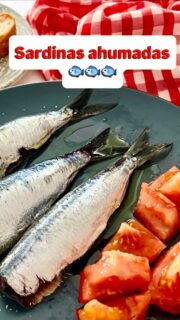 🐟 Sardinas ahumadas caseras de la manera más fácil y con solo 3 ingredientes:
Sardinas de tamaño mediano
Sal ahumada (la encontráis en supermercados lista para utilizar)
Azúcar blanco

👩🏻‍🍳PREPARACIÓN:
- Cuando compréis las sardinas decirle a vuestro pescadero que le quite las cabezas, las tripas y las escamas y al llegar a casa congelar 48 horas por el tema del anisakis
- Cuando las vayamos a preparar os recomiendo pasarlas del congelador al frigorífico toda la noche anterior, de esta manera se descongelarán debidamente
- Lavar al chorro de agua fría y secar con papel de cocina delicadamente para que no se rompan
- Juntar sal ahumada con azúcar blanca en proporciones iguales y poner una capa en una fuente
- Colocar las sardinas encima y separadas unas de otras
- Cubrir del todo con la mezcla prensándolas un poco, llevar a la nevera y dejarlas durante 48 horas
- Transcurrido este tiempo sacarlas y lavarlas bien bajo el chorro de agua fría retirando toda la sal ahumada y azúcar blanco y secarlas de nuevo con papel de cocina

🍽️ Colocamos en un plato, regamos con un hilo de aceite de oliva virgen extra y listas para comer, con un tomate, unos encurtidos, aceitunas… tendréis un aperitivo perfecto

📲 Guarda para que no se te olvide 
❤️ Like si te ha gustado
✈️ Comparte con quien pueda necesitarlo
🗯️ Comenta si te quedan dudas

#sardinas #pescadoazul #zampatelmundoblog #cocinafacil