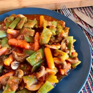 💚 Receta de verduras con tomate, con este plato sorprenderás a las personas reacias a comer verdura y sobre todo a los peques de la casa, y están hechas con productos de @asevecinfo (Asociación española de fabricantes de vegetales congelados) y ayudar a concienciar a la población de la importancia de introducir  verduras en la dieta diaria y mostrar las bondades de las verduras congeladas

📲 Guarda para que no se te olvide 
❤️ Like si te ha gustado
✈️ Comparte con quien pueda necesitarlo
🗯️ Comenta si te quedan dudas

🍅 INGREDIENTES:
400 gr. de judías verdes planas congeladas
100 gr. de zanahorias baby congeladas
Una bandeja pequeña de champiñones Portobello
Una cebolla
Dos ajos
Dos ramas de perejil
Un bote de tomate frito (yo lo utilizo Bio)
Aceite de oliva virgen extra, sal y pimienta

👩🏻‍🍳PREPARACIÓN:
- Ponemos una cacerola con abundante agua a hervir, cuando hierva añadimos sal y las judías verdes durante 8 minutos y añadimos las zanahorias y hervimos 2 minutos más
- Colamos y reservamos
- Picamos la cebolla, el ajo, el perejil y laminamos los champiñones bien lavados
- Sofreímos la cebolla, el ajo y el perejil, añadimos los champiñones, sal y pimienta y cuando estén hechos agregamos el bote de tomate frito dejando unos 5 minutos y moviendo. A continuación añadimos las judías y las zanahorias, removemos y ya tenemos lista nuestra verdura con tomate como primer plato o acompañamiento a carnes, pescados, pollo, pavo …

😋 Ya solo nos queda emplatar y disfrutar de un plato lleno de vitaminas y sabor

👩🏼‍💻 https://www.zampatelmundo.com/receta-de-verduras-con-tomate/ 

#recetasdeverdura #cocinasana #zampatelmundoblog #asevec