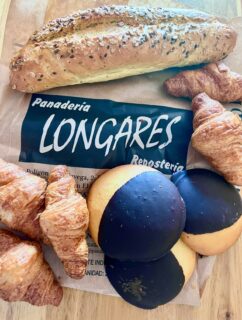 🥐 ¡POR FIN ES VIERNES Y EL CUERPO LO SABE! 

🍪 Llega el primer fin de semana de septiembre y aún con resaca de vacaciones me voy a uno de los mejores templos de repostería en Calatayud (ya me voy pronto) @panaderia_longares 

🍰 Olvídate de lo industrial y vuelve al sabor de verdad… pan artesano y una repostería 100% natural y tradicional 

🥖 Desde sus crujientes panes de semillas hasta esos croissants perfectos y sus míticas berlinas bañadas en chocolate que quitan el sentido. ¡El capricho que tus desayunos y meriendas de finde se merecen!

📍 Si estás en Calatayud o vienes de visita este fin de semana son las fiestas de la Virgen de la Peña @virgenpatronacalatayud y
pasar por aquí es una parada obligatoria
* Tienda: Avda. San Juan 7-9

#calatayud #reposteriaartesanal #aragón #longares #comunicacióngastronómica