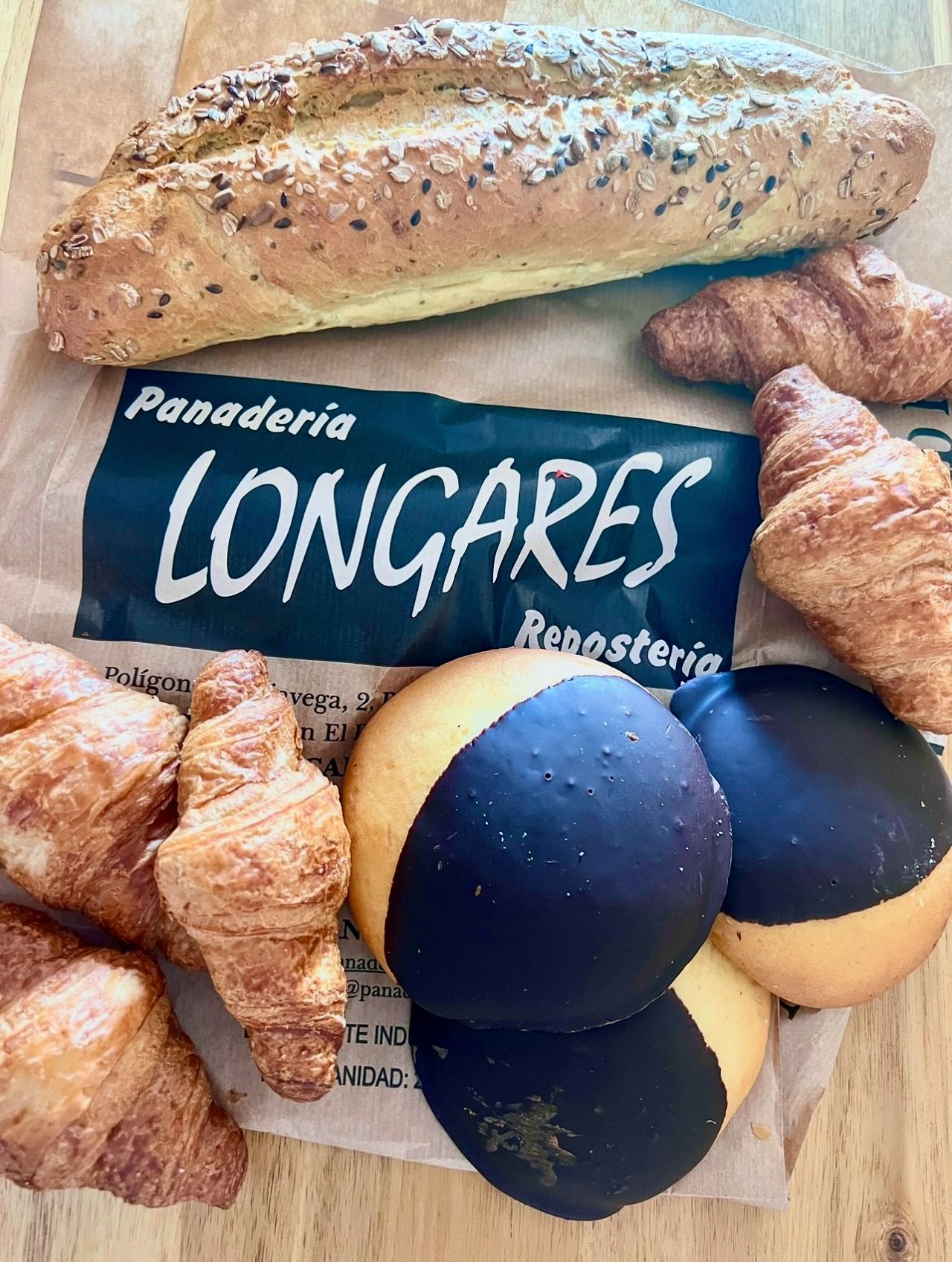 🥐 ¡POR FIN ES VIERNES Y EL CUERPO LO SABE! 

🍪 Llega el primer fin de semana de septiembre y aún con resaca de vacaciones me voy a uno de los mejores templos de repostería en Calatayud (ya me voy pronto) @panaderia_longares 

🍰 Olvídate de lo industrial y vuelve al sabor de verdad… pan artesano y una repostería 100% natural y tradicional 

🥖 Desde sus crujientes panes de semillas hasta esos croissants perfectos y sus míticas berlinas bañadas en chocolate que quitan el sentido. ¡El capricho que tus desayunos y meriendas de finde se merecen!

📍 Si estás en Calatayud o vienes de visita este fin de semana son las fiestas de la Virgen de la Peña @virgenpatronacalatayud y
pasar por aquí es una parada obligatoria
* Tienda: Avda. San Juan 7-9

#calatayud #reposteriaartesanal #aragón #longares #comunicacióngastronómica