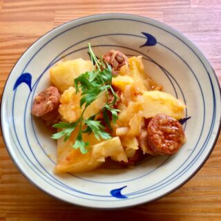 🥄 Patatas a la riojana, un plato fácil y barato que está delicioso, eso sí, utilizando un buen chorizo y patatas de calidad siempre

📲 Guarda para que no se te olvide 
❤️ Like si te ha gustado
✈️ Comparte con quien pueda necesitarlo
🗯️ Comenta si te quedan dudas

🥔 INGREDIENTES:
Patatas de guisar
Chorizo de orza o en su defecto uno bueno para guisar (preguntar a vuestro carnicero y él os aconsejará)
Una cebolla
Dos ajos
Dos hojas de laurel
Una cucharadita de pimentón dulce o picante según más os guste
Aceite de oliva virgen extra, sal y agua

👩🏻‍🍳 PREPARACIÓN:
- Picamos el ajo y la cebolla, partimos el chorizo en rodajas y pelamos las patatas
- Las cortamos en trozos chasqueándolas para que nos engorde el caldo
- Ponemos una cacerola con un chorro de aceite al fuego y sofreímos la cebolla y el ajo
- Cuando empiece a dorar añadimos el laurel y el chorizo removiendo para sellarlo
- A continuación retiramos del fuego y añadimos la cuchara de pimentón para que no se queme, si no después amarga
- Incorporamos las patatas, rehogamos y volvemos a poner en el fuego añadimos agua caliente cubriendo bien todas. (Tiene que quedar unos 3 dedos de agua por encima)

😋 ¡Listo! una vez blandas, probamos y si es necesario rectificamos de sal. Ahora servimos y a disfrutar de unas deliciosas patatas a la riojana

#recetasconpatatas #patatasalariojana #patatasconchorizo #cocinafacil #zampatelmundoblog