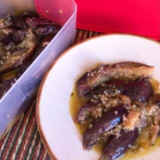 🍆 Berenjenas al ajillo, una receta fácil que es ideal para comer como aperitivo o de acompañamiento de carne o pescado y en frío están deliciosas 

📲 Guarda para que no se te olvide 
❤️ Like si te ha gustado
✈️ Comparte con quien pueda necesitarlo
🗯️ Comenta si te quedan dudas

🍆 INGREDIENTES:
Un kilo de berenjenas baby
Una cabeza de ajos
Perejil
Un vaso de vino blanco
Medio vaso de vinagre
Aceite de oliva virgen extra (Para esta ocasión he utilizado el de @haza_la_centenosa )

👩🏻‍🍳 PREPARACIÓN:
-Lo primero es lavar bien las berenjenas y cortarles la punta del tallo
- A continuación ponemos una cacerola con abundante agua, cuando rompa a hervir añadimos sal y las berenjenas
- Una vez estén blandas las colamos y las reservamos
- Picamos el ajo y el perejil; ponemos una sartén con aove y sofreímos la picada, añadimos el vinagre, removemos e incorporamos el vino blanco
- Dejamos cocer unos 3 minutos a fuego fuerte y añadimos las berenjenas que teníamos reservadas y cortadas por la mitad bajando el fuego y dejando hacerse unos 5 minutos
-Apagamos el fuego y las dejamos enfriar

👌🏻 Ya las tenemos listas, ahora las guardamos en un Tupper y a la nevera, perfectas para servirlas de aperitivo o como guarnición tanto de carne como de pescado, en tostas, o para llevar a la oficina, de picknic, etc

#berenjenas #cocinafacil #recetasveganas #zampatelmundoblog