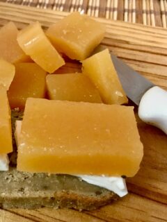 👩🏻‍🍳 Membrillo: la fruta del otoño con la que hace se hace uno de los dulces más ricos de nuestra gastronomía

🗓️ Los membrillos se recogen entre octubre y noviembre, antes de que comiencen las heladas, así que estamos en plena temporada y entre sus propiedades están las vitaminas A, C, B1, B2 y B3. Además son ricos en potasio, fósforo, hierro, calcio y sodio así como un elevado contenido de fibra, pectinas y taninos

🍐 INGREDIENTES:
1 kg de membrillos
700 g de azúcar (el 70 % del peso de la pulpa cocida y limpia)
Agua para cocerlos

👩🏻‍🍳 ELABORACIÓN PASO A PASO:
1️⃣ Lava muy bien los membrillos y cuécelos en una olla con abundante agua durante unos 30-35 minutos, hasta que estén tiernos

2️⃣ Escúrrelos y deja que se templen. Después, pélalos y retira los corazones

3️⃣ Pesa la pulpa limpia y añade el 70 % de su peso en azúcar. Por ejemplo, para 1 kg de pulpa, utiliza 700 g de azúcar

4️⃣ Pon la pulpa y el azúcar en una cazuela ancha y cocina a fuego bajo, removiendo con frecuencia para evitar que se pegue

5️⃣ Cuando la mezcla esté espesa y la cuchara se mantenga de pie, tritura hasta conseguir una textura fina y homogénea

6️⃣ Vierte la mezcla en un recipiente bajo y ancho, deja que se enfríe y refrigera durante unas 24 horas para que adquiera consistencia

🧀 MI CONSEJO: acompáñalo con queso curado, queso fresco o unos frutos secos ¡El contraste dulce y salado es una auténtica maravilla!

🍽️ Y ahora viene la pregunta: ¿sois más de dulce de membrillo con queso o de experimentar con recetas saladas? Este otoño quiero probar combinaciones nuevas
¡Se aceptan sugerencias!

🔗 Tienes la receta también en el blog:
www.zampatelmundo.com/receta-de-dulce-de-membrillo/

📲 Guarda esta receta para cuando tengas membrillos a mano y ✈️ compártela con quien disfrute de la cocina casera

#Recetas #Cocinadeotoño #membrillo 
 #Membrillocasero #zampatelmundoblog