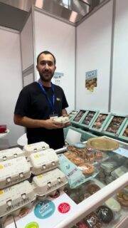 🚶‍♀️‍➡️ Hoy me he pasado por la III edición de @somossaboracordoba y no podía dejar de saludar a la gente de @granjaahuevo y @productos_moreno 

🥚🧁 ¿Sabéis qué tienen de especial sus magdalenas tradicionales? ¡Que están elaboradas con los huevos camperos de su propia granja! 

🐔🐓 Gallinas cuidadas de manera tradicional, huevos de producción propia y recetas de toda la vida que nos recuerdan que, cuando se trabaja con buenos ingredientes, se nota en el resultado

🧁 Además, sus magdalenas artesanales llevan AOVE y harina de proximidad
Una apuesta por el producto local, la tradición y el sabor auténtico cordobés 

📍 Si os pasáis este fin de semana por la Feria Somos Sabor a Córdoba, no dejéis de acercaros a conocerlos

🗓️ Estarán allí también el sábado 24 y el domingo 25 de octubre, en el Centro de Exposiciones, Ferias y Convenciones de #Córdoba

👨🏻‍🌾👩🏻‍🌾 Porque detrás de cada producto rico hay personas, esfuerzo y mucho cariño por lo que hacen ¡Y eso también hay que contarlo!

#ProductoLocal #GastronomíaCordobesa #MagdalenasArtesanas #HuevosCamperos