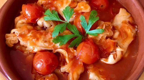 Manitas de cordero con tomate