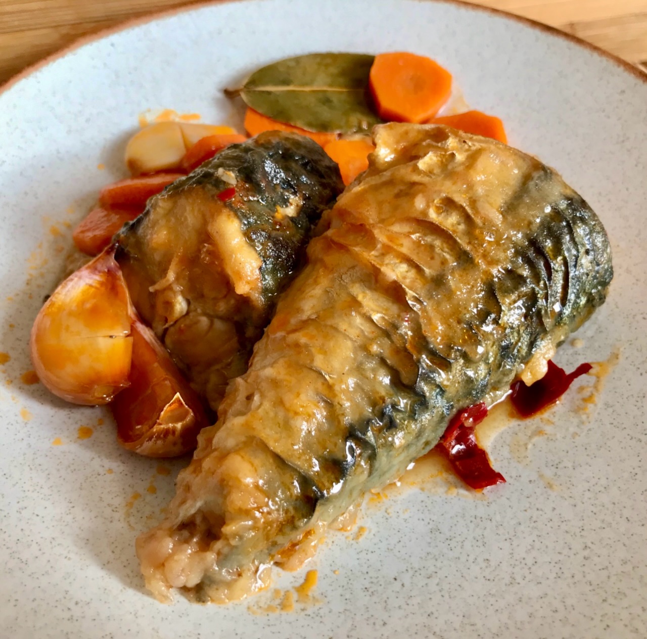 🗓️ Hoy, 2 de septiembre, mi plato viaja hasta Ceuta

🐟 Una caballa en escabeche al aroma de naranja, ese pescado humilde y marinero que tanto representa a esta ciudad y que, curiosamente, también da nombre a sus habitantes: “los caballas”

🍽️ Hoy quiero que este plato sea mi pequeño homenaje a Ceuta, a sus gentes y a una ciudad que estos días está viviendo momentos especialmente difíciles

🇪🇸 Porque la gastronomía también sirve para acercarnos, para recordar y para acompañar. Hoy, más que nunca, todo mi cariño para Ceuta

👩🏻‍🍳 Y ahora sí… vamos con la receta

🐟 INGREDIENTES:
Caballas limpias y cortadas en 2 ó 3 trozos dependiendo del tamaño Vinagre aromatizado con laurel Aceite de oliva virgen extra Medio pimiento seco ahumado de la Vera Una cucharada de pimentón de la Vera Una zanahoria Unos dientes de ajo Dos cáscaras de naranja Una hoja de laurel Agua

👩🏻‍🍳 PREPARACIÓN:
- A los trozos de caballa limpios y secos les añadimos sal y los enharinamos Para darles un sofrito y sellarlas, además con la harina que soltarán después en la salsa nos ayudará a que espese
- Dejamos los trozos reservados
- En una sartén honda o una cacerola ponemos un buen chorro de aceite de oliva virgen extra, añadimos las 2 cáscaras de naranja y una vez fritas añadimos los ajos enteros y sin pelar con un corte para que no salten, la zanahoria en rodajas, la hoja de laurel y el pimiento seco ahumado troceado
- Lo rehogamos todo bien y añadimos la cucharada de pimentón son la sartén apartada del fuego para que no se queme
- Añadimos un buen chorro de vinagre y ponemos a fuego vivo para que  evapore un poco, añadimos un vaso grande de agua y sal y dejamos hervir unos 10 minutos a fuego medio
- Pasado este tiempo añadimos los trozos de caballa que teníamos reservados y dejamos cocinar otros 5 minutos
- Ya solo queda esperar a que se impregnen los sabores mínimo 12 horas y lo tendremos listo para comer

👩🏼‍💻 https://www.zampatelmundo.com/caballas-en-escabeche-receta/

#diadeceuta #ceuta #caballas #gastronomía #ceuta2026
