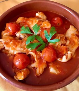 😋 Manitas de cordero con tomate, una receta de casquería deliciosa para no parar de mojar pan

📲 Guarda para que no se te olvide 
❤️ Like si te ha gustado
✈️ Comparte con quien pueda necesitarlo
🗯️ Comenta si te quedan dudas

🐑 INGREDIENTES:
- 10 manitas de cordero limpias y partidas por la mitad
Tomate frito (casero o en bote, yo siempre utilizo ecológico si no tengo casero)
Tomates cherry
Una cebolla
3 dientes de ajo
Guindilla
Laurel
Sal gruesa
Aceite de oliva virgen extra 

👩🏻‍🍳 PREPARACIÓN:

1️⃣ Lavar bien las manitas y poner a cocer en agua en la olla express con sal gruesa, la cebolla, los ajos y el laurel

2️⃣ Cocer durante 30 minutos a fuego bajo desde que empiecen a hervir (cuando sube la válvula de la olla) y una vez pasada la media hora apagamos el fuego y abrimos, escurrimos las manitas guardando un vaso grande del agua de cocción

3️⃣ En una cacerola ponemos a calentar el tomate frito con el vaso de agua de cocción que habíamos reservado, una o dos guindillas, dependiendo del punto picante que nos guste y un buen chorro de aceite de oliva virgen extra

4️⃣ Cuando esté caliente añadimos las manitas de cordero ya cocidas y dejamos hacerse a fuego bajo unos 15 minutos aproximadamente

*Tenía unos tomates cherry en la nevera que necesitaban usarse y los añadí en los ultimos 15 minutos, además de dar sabor el plato gana vistosidad

👌🏻 Pasado este tiempo ya las tenemos listas y os aconsejo comerlas al día siguiente para que se asienten los sabores, veréis que ricas

#casqueria #recetasdecasqueria #foodporn #zampatelmundoblog