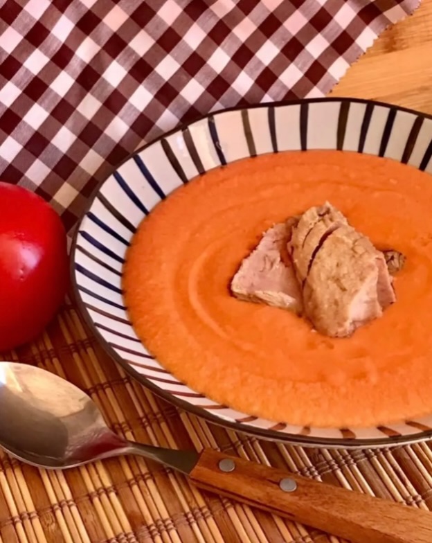 😋 El salmorejo cordobés (con perdón de los puristas del huevo cocido y jamón) se puede comer con otras guarniciones que le dan un sabor exquisito y muy original 

🍅 INGREDIENTES:
6 Tomates en rama bien rojos y maduros
Medio pan de pueblo pequeño de un par de días antes
1 Ajo
Sal
Aceite de oliva virgen extra
Atún en aceite de oliva

👩🏻‍🍳 PREPARACIÓN:
- Poner en una batidora los tomates lavados, pelados y en trozos, el pan en trozos, el ajo pelado y sin la parte central para que no repita, una pizca de sal y un buen chorro de aceite de oliva virgen extra 
- Triturar todo bien hasta obtener una crema homogénea y bien integrada

🥄 Dejar enfriar en la nevera y a la hora de emplatar colocar unos trozos de atún por encima

👩🏼‍💻 https://www.zampatelmundo.com/salmorejo-con-atun-2/

#salmorejo #atún #recetasdeverano #zampatelmundoblog