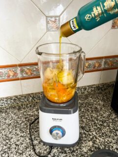 🥕Hoy  me he preparado una deliciosa crema de verduras y evidentemente no le podía faltar un gran aceite de oliva virgen extra como el de @magnasuraove con @dosierramagina 

👩🏻‍🍳 Es facilísimo de hacer, yo suelo comprar en Aldi el preparado para caldo ecológico, lo cuezo todo con un trocito de jengibre fresco, trituro con aceite de oliva virgen extra y después emplato y le echo un chorrito más de aceite de oliva virgen extra por encima

🩻 Necesito un poco de Detox después de 10 días comiendo increíblemente, eso sí, comiendo muy bien

#aove #cremadeverduras #sanoyrico