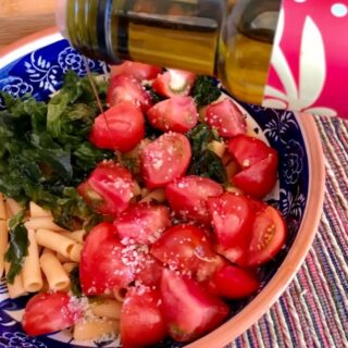 🥗 Pasta de lentejas en ensalada con tomates y lechuga de mar, una forma diferente de comer legumbre y en ensalada está muy rica y es fácil de preparar e ideal para llevar a la oficina que ¡¡ya estamos en septiembre!!

📲 Guarda para que no se te olvide 
❤️ Like si te ha gustado
✈️ Comparte con quien pueda necesitarlo
🗯️ Comenta si te quedan dudas

🍃 INGREDIENTES:
250 gr. de pasta de lentejas rojas
6 tomates Tumako pequeños
Lechuga de mar ecológica
Sal 
Aceite de oliva virgen extra

👩🏻‍🍳 PREPARACIÓN:
- Esta pasta se cuece muy rápidamente así que con 6 ó 7 minutos en una olla con abundante agua y una pizca de sal es suficiente
- Una vez hervida la colamos y dejamos enfriar
- Tenemos que hidratar la lechuga de mar unos 3 minutos y luego escurrir un rato para que suelte el exceso de agua
- Los tomates los partimos en tres trozos cada uno
- En una ensaladera ponemos la pasta una vez fría, añadimos la lechuga de mar y los tomates partidos

💚 Aliñamos con  el aceite de oliva virgen extra y sal, removemos bien y ¡ya está lista nuestra ensalada!

👩🏼‍💻 https://www.zampatelmundo.com/pasta-de-lentejas-en-ensalada/

#ensaladas #veganfood #batchcooking #zampatelmundoblog