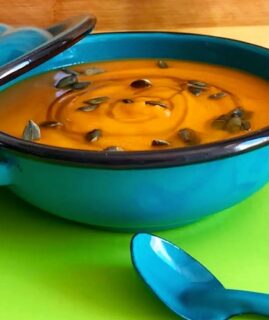 🎃 Con un pie en octubre y las temperaturas bajando comenzamos las recetas con calabaza, como esta rica y sencilla crema

📲 Guarda para que no se te olvide 
❤️ Like si te ha gustado
✈️ Comparte con quien pueda necesitarlo
🗯️ Comenta si te quedan dudas

🎃 INGREDIENTES:
Una calabaza mediana
Un tomate
Una cebolla pequeña
Dos zanahorias
Cuatro patatas pequeñas o dos medianas
Agua, sal, aove y pipas de calabaza

👩🏻‍🍳PREPARACIÓN:
- Pelamos todo y partimos en trozos pequeños los ingredientes para que se haga más rápido y ponemos a cocer en una cacerola con un poco de agua y sal y la tapamos
- Una vez que todo haya cocido y esté blando lo trituramos con la batidora o en el vaso triturador hasta obtener una crema fina
- Si la queremos más fina la podemos pasar por el colador, eso ya va a gusto del consumidor
- Ya la tenemos lista, la emplatamos y decoramos con las pipas de calabaza y añadimos un chorro de aceite de oliva virgen extra

👩🏼‍💻👉🏻 https://www.zampatelmundo.com/crema-de-calabaza/

#calabaza #otoño #octubre #cremadecalabaza #recetasconcalabaza
