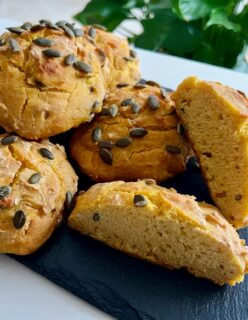 🎃 Si te gusta el pan y también la calabaza estos panecillos te van a encantar, quedan muy esponjosos y con un bonito color anaranjado

🍞 Al hacer panecillos pequeños modelo individual quedan fenomenal para poner la mesa en una ocasión especial y sorprender a tus invitados, además de esta manera son muy fáciles de congelar y podrás sacar solo los que vayas a consumir

🎃 INGREDIENTES para 6 panecillos:
500 gr de harina
180 gr de puré de calabaza ligero (que no quede espeso)
25 gr de levadura fresca o medio sobre en polvo
Una pizca de sal
4 Cucharadas de aceite de oliva virgen extra
Pipas de calabaza

👩🏻‍🍳 PREPARACIÓN:
- En un bol ponemos los 500 gr de harina, la sal y la levadura mezclando todo bien
- Añadimos las cucharadas de aceite de oliva virgen extra, unas pipas de calabaza y el puré
- Amasamos hasta integrar todos los ingredientes y conseguir una masa homogénea
- Tapamos con un paño y dejamos reposar unos 30 ó 40 minutos para que crezca
- Pasado este tiempo, precalentamos el horno a 180º y ponemos papel de hornear en una bandeja y mientras se calienta movemos la masa para desgasificarla y vamos poniendo en la placa bollitos con pipas de calabaza por encima
- Introducimos la bandeja en el horno y los cocinamos unos 20 ó 25 minutos dependiendo del tostado que queramos darle

🤤 Sacamos, dejamos enfriar y ¡a disfrutar!

#pancasero #pandecalabaza #recetasdehalloween #zampatelmundoblog