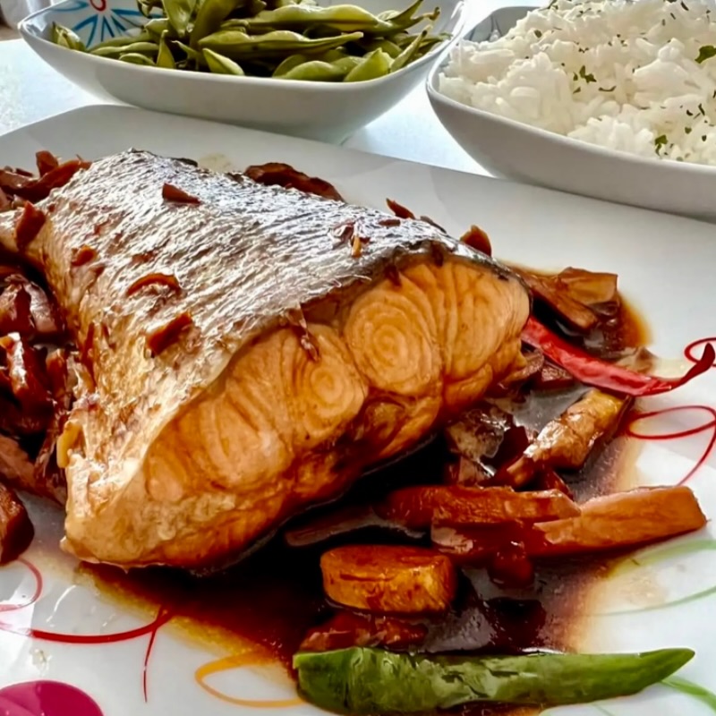 😋 Hoy una sencilla receta para preparar salmón estilo Thai en casa 

🐟 INGREDIENTES para 4 personas:
Una cola de salmón (yo la he preparado entera, pero podéis hacer los lomos sin espinas dándole menos tiempo de cocción
Unas rodajas de jengibre
Unas guindillas
Bambú precocido
Un vaso de salsa de soja
Un vaso de salsa mirin
Un vaso de fumé (preparado con espinas del salmón)
Aceite de oliva virgen extra

GUARNICIÓN:
Arroz de jazmín
Edamame

👩🏻‍🍳PREPARACIÓN:
*Tanto el arroz como el edamame se cuecen por separado para acompañar a nuestra receta de salmón Thai

-En una sartén honda ponemos un chorrito de aceite de oliva virgen extra y sellamos la pieza de salmón por ambos lados
- Cuando está añadimos el vaso de salsa de soja, igual cantidad de mirin e incorporamos las guindillas, el jengibre y el bambú precocido
- Cuando arranque a hervir, damos la vuelta al salmón y añadimos el vaso de fumé, (no tiene que cubrirlo), tapamos y dejamos cocer hasta que veamos que la salsa ha reducido y dependiendo del grosor de las piezas que hayamos elegido, para la cola entera unos 10 minutos a fuego medio-alto

👩🏼‍💻👉🏻 https://www.zampatelmundo.com/receta-de-salmon-thai/

#salmonthai #recetasconsalmón #zampatelmundoblog #pescado
