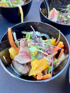 🍽️ La Cocina Se Explica, Se Interpreta y Se Comprende y Califato Lab es el espacio de conocimiento y divulgación gastronómica dentro del evento @califatogourmet_oficial donde la cocina en directo se convierte en una experiencia de aprendizaje

🧫 Un laboratorio gastronómico que une producto, cocina, ciencia y cultura, permitiendo al público descubrir qué hay detrás de cada plato: sus ingredientes, su origen, sus técnicas y su historia

Los Cocineros Protagonistas:
En esta XI Edición hemos contado con tres cocineros que han elaborado en directo platos representativos de su cocina:

👨🏻‍🍳 @restaurantehortus 
Solomillo en escabeche, miel de  hornachuelos y oloroso 
👨🏻‍🍳 @luiscochef de @japanishrestaurante 
Maki crujiente de atún y emulsión de boletus
👨🏻‍🍳 @paco.villar.777 de @terraolea 
Turrolate deconstruido 

📚 Dirección Académica:
@rafaelmorenorojas, director de la Cátedra de Gastronomía Mediterránea ha conducido  las sesiones, interpretando cada elaboración desde una perspectiva gastronómica, histórica, científica y sensorial

🕒 Cada cocinero dispuso de aproximadamente 30 minutos para elaborar su plato, mientras Rafael Moreno Rojas explicaba el origen de los productos, las tecnicas utilizadas, sus propiedades nutricionales y su vinculación con nuestra cultura gastronómica

🥄 Mucho Mas Que Cocinar:
Califato Lab nace para acercar el conocimiento gastronómico al público, poner en valor nuestros productos y reforzar la conexión entre la universidad, los cocineros y el patrimonio culinario cordobés.
El cocinero crea. El investigador interpreta. El público comprende

👌🏻 Una edición más, todo un éxito, uno de los eventos de alta cocina más relevantes apoyando el producto y el arte culinario cordobés 
 
#cordobacalifatogourmet #gastronomiacordoba #cordoba #comunicacióngastronómica