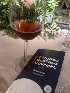 🍽️ XI CENA CÓRDOBA @califatogourmet_oficial (Solo os puedo decir que miréis las fotos, no tengo palabras para expresar la cena que vivimos anoche)

✨ Una cena gastronómica con grandes chefs y sabores únicos.

🥂 APERITIVO

• Jamón 100% Ibérico de Bellota — @jamonesdiegolopez 

• Surtidos @quesosplazuelo 

• “Solomillo, oloroso y foie” — @celiajimenezcab 

• “Royal de salazones y gazpacho de aceituna” — @kiskogarciachef ⭐️

🍴 ENTRANTES

• “Alegoría de las Culturas de Córdoba” — @pacomoraleschef ⭐️⭐️⭐️

• “Lomo de bonito y empeltres con liliáceas” — @elenaarzak ⭐️⭐️⭐️

🍽️ PLATO PRINCIPAL

• “Lubina con hélices de cebolla” — Elena Arzak

• “Paletilla de cordero asada con Wagyu, apionabo, anacardos y té negro” — Paco Morales

🍰 POSTRE

• “Brioua Signature - Almond, Amlou and Orange Blossom” — @lahcen.hafid 

• “Vainilla Gold By Silbon” — @laflordelevante1934 

🥖 PAN

• Carrito de Panes — @joseroldanbaker 

🍷 Maridaje a cargo de Bodegas Robles.

🚨 En la última foto podéis leer exactamente los ingredientes y el significado de cada plato 

📍 Bodegas campos

#califatogourmet #cordoba #gastronomia #altacocina #gastronomiacordobesa