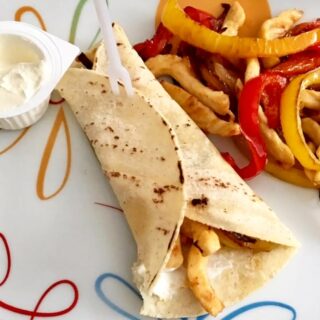 🌮 18 de agosto, Día Internacional de la Fajita

😋 Para celebrarlo os dejo mi 👩🏻‍🍳 receta para prepararlas en versión más sana con pollo, pimientos y queso crema

📲 Guarda para que no se te olvide 
❤️ Like si te ha gustado
✈️ Comparte con quien pueda necesitarlo
🗯️ Comenta si te quedan dudas

🍗 INGREDIENTES:
Fajitas 
Filetes de pollo de corral
Pimiento rojo
Pimiento amarillo
Cebolla
Queso crema de untar
Aceite de oliva virgen extra (yo tengo una botella de cristal en casa con guindillas y voy rellenándola)
Sal al gusto

👩🏻‍🍳 PREPARACIÓN:
- Cortamos todos los ingredientes en tiras finas
- Ponemos el aceite de oliva (siempre virgen extra) en una sartén al fuego, cuando esté caliente sofreímos los pimientos y la cebolla, más hechos o menos, al gusto del consumidor
- Una vez hecho lo reservamos en un plato
- A continuación freímos las tiras de pollo y cuando estén hechas añadimos la verdura que teníamos reservada y rehogamos todo junto unos minutos para que se mezclen todos los sabores
- En otra sartén calentamos la tortilla por los dos lados, untamos el queso crema y añadimos el relleno, si nos gustan bien picantes añadimos aceite de guindillas u otro que tengamos
-  A continuación las cerramos y sujetamos con un palillo

🍽️ También podemos llevar todo por separado a la mesa y que cada comensal se las rellene con la cantidad que más le guste

👩🏼‍💻👉🏻 https://www.zampatelmundo.com/fajitas-de-pollo/

#fajitas #texmexfood #comunicaciongastronomica #zampatelmundoblog