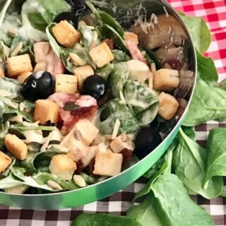 💚 Me gusta hacer ensaladas que llenen y estén cargadas de alimentos nutritivos como plato único, más con el calor que hace y esta ensalada de espinacas baby es una de mis favoritas

📲 Guarda para que no se te olvide 
❤️ Like si te ha gustado
✈️ Comparte con quien pueda necesitarlo
🗯️ Comenta si te quedan dudas

🥗 INGREDIENTES:
Una bolsa de espinacas de 100 gr
Un tomate de ensalada
Aceitunas negras
Un queso pequeño de mozarella
Un yogurt natural sin azúcar
Picatostes de pan tostado
Mix de frutos secos (pipas de girasol y calabaza, pasas, arándanos, almendras…)
Aceite de oliva virgen extra 
Sal 

👩🏻‍🍳 PREPARACIÓN:
- En una fuente o plato hondo ponemos las espinacas baby y añadimos el tomate y la mozarella en trozos, también las aceitunas negras
- En un bol mezclamos el yogurt con sal y aceite de oliva virgen extra y mezclamos todo bien hasta obtener una crema homogénea y lo añadimos por encima de la ensalada
- Añadimos los frutos secos y los picatostes de pan tostado y ya está lista nuestra ensalada

#ensaladas  #espinacas #recetasdeverano #comerbien 
👩🏼‍💻 https://www.zampatelmundo.com/ensalada-espinacas-baby/