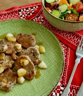 🐽 Amo el solomillo, y esta receta con ajos y vermut blanco está para repetir 

📲 Guarda para que no se te olvide 
❤️ Like si te ha gustado
✈️ Comparte con quien pueda necesitarlo
🗯️ Comenta si te quedan dudas

🥓 INGREDIENTES para 2 personas:
Un solomillo de cerdo
Unos 7 ajos
Un vaso pequeño de vermut blanco
Aceite de oliva virgen extra
Sal y pimienta molida

👩🏻‍🍳 PREPARACIÓN:
- En una sartén honda ponemos un buen chorro de Aove (aceite de oliva virgen extra) y freímos a fuego bajo los ajos pelados y partidos por la mitad
- Una vez hechos los retiramos a un plato y los reservamos
- Partimos el solomillo en filetes del grosor que más nos guste y en la misma sartén que hemos sofrito los ajos doramos los filetes salpimentados por ambos lados
- Cuando los tengamos todos hechos añadimos los ajos por encima y regamos con el vasito de vermut blanco
- Dejamos que se hagan unos tres minutos a fuego fuerte para que se evapore el alcohol y luego bajamos el fuego y tapamos con una tapadera que tenga respiración hasta que  los filetes estén tiernos y quede una salsa espesa

*Podemos acompañarlos con la guarnición que más nos guste (patatas fritas, hervidas, arroz, verdura…) y con una ensalada

😋 Tendrás un almuerzo de lo mas delicioso
👩🏼‍💻 https://www.zampatelmundo.com/solomillo-de-cerdo-al-vermut/

#recetascaseras #solomillodecerdo #zampatelmundoblog