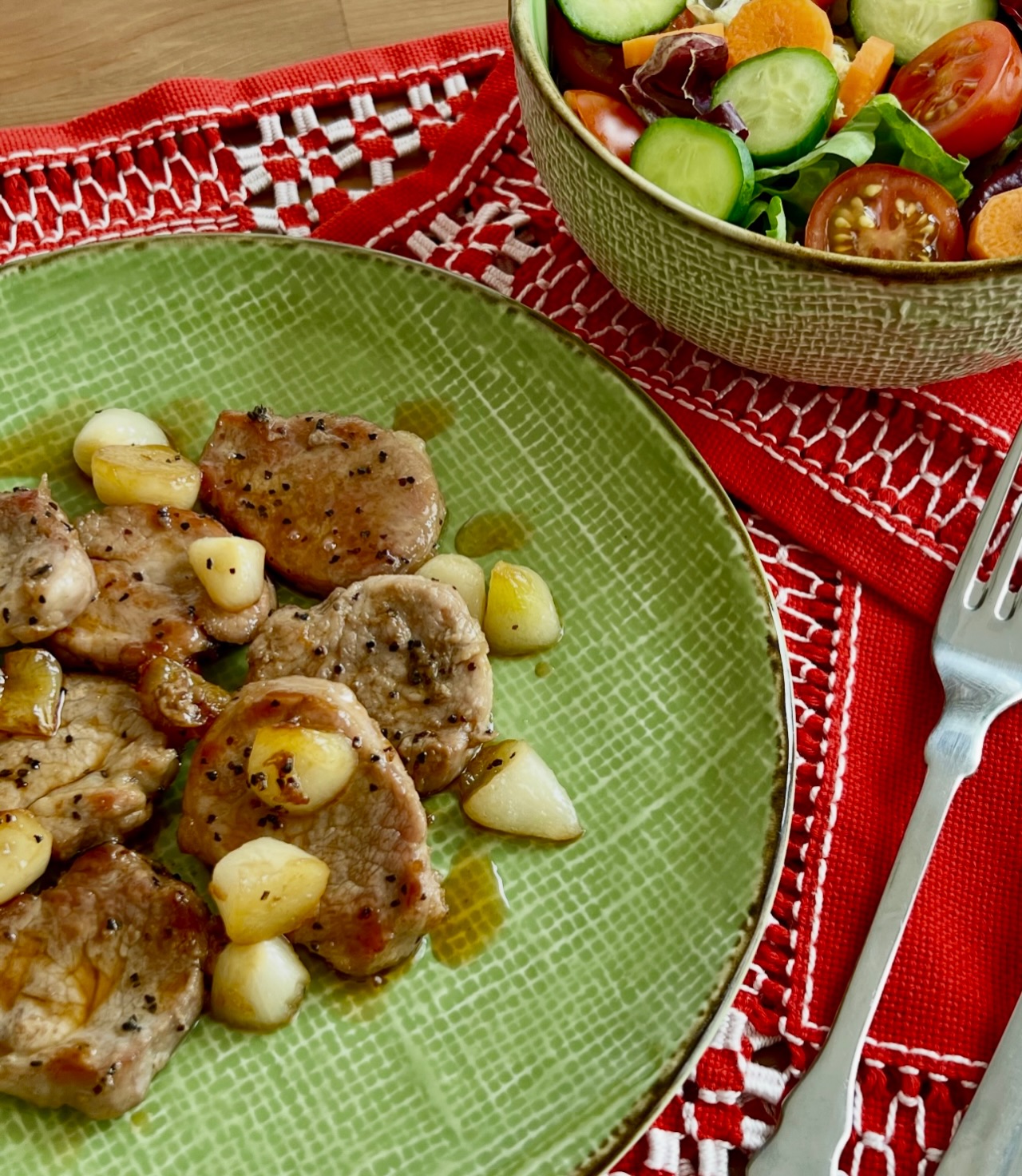 🐽 Amo el solomillo, y esta receta con ajos y vermut blanco está para repetir 

📲 Guarda para que no se te olvide 
❤️ Like si te ha gustado
✈️ Comparte con quien pueda necesitarlo
🗯️ Comenta si te quedan dudas

🥓 INGREDIENTES para 2 personas:
Un solomillo de cerdo
Unos 7 ajos
Un vaso pequeño de vermut blanco
Aceite de oliva virgen extra
Sal y pimienta molida

👩🏻‍🍳 PREPARACIÓN:
- En una sartén honda ponemos un buen chorro de Aove (aceite de oliva virgen extra) y freímos a fuego bajo los ajos pelados y partidos por la mitad
- Una vez hechos los retiramos a un plato y los reservamos
- Partimos el solomillo en filetes del grosor que más nos guste y en la misma sartén que hemos sofrito los ajos doramos los filetes salpimentados por ambos lados
- Cuando los tengamos todos hechos añadimos los ajos por encima y regamos con el vasito de vermut blanco
- Dejamos que se hagan unos tres minutos a fuego fuerte para que se evapore el alcohol y luego bajamos el fuego y tapamos con una tapadera que tenga respiración hasta que  los filetes estén tiernos y quede una salsa espesa

*Podemos acompañarlos con la guarnición que más nos guste (patatas fritas, hervidas, arroz, verdura…) y con una ensalada

😋 Tendrás un almuerzo de lo mas delicioso
👩🏼‍💻 https://www.zampatelmundo.com/solomillo-de-cerdo-al-vermut/

#recetascaseras #solomillodecerdo #zampatelmundoblog