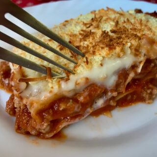 🍝 ¡Feliz Día de la Lasaña! ❤️

🗓️ Cada 29 de julio se celebra el Día Mundial de la Lasaña, uno de esos platos que nunca pasan de moda y que conquistan a cualquiera con solo olerlos. Aunque su origen se remonta a Italia, hoy es una receta universal que se cocina en casi todas las casas

📸 La protagonista de la foto es una lasaña casera de carne de ternera, con capas de pasta, un jugoso relleno cocinado a fuego lento, una cremosa bechamel y una generosa cobertura de queso gratinado que siempre nos prepara mi sobrina 

👩🏼‍💻 Si te ha entrado el antojo, tienes la receta completa paso a paso en el blog de Zampatelmundo https://www.zampatelmundo.com/lasana-de-carne-de-ternera-casera/

⁉️ ¿Cómo te gusta más: la clásica de carne, una versión de verduras o eres de los que se atreve con recetas más originales? ¡Te leo en los comentarios! 👇🍽️

#diamundialdelalasaña #Lasaña #CocinaCasera #zampatelmundoblog #comunicacióngastronómica