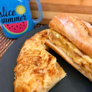 😎 Pues este año por motivos varios estoy pasando el verano en Calatayud, y como aquí no hay playa 😝 pues piscina, y os dejo 5 de mis bocatas perfectos para llevarme y comer entre baños 

1- De tortilla de patatas 
2- De jamón ibérico 
3- De caballa con pimientos rojos
4- De filete de pollo empanados con pimiento verde
5- de pepito de ternera con queso

⁉️ ¿Cuál os gusta más? 

👩🏼‍💻 https://www.zampatelmundo.com/5-bocadillos-para-la-piscina/

#verano2026 #bocadillos #enlapiscina #zampatelmundoblog