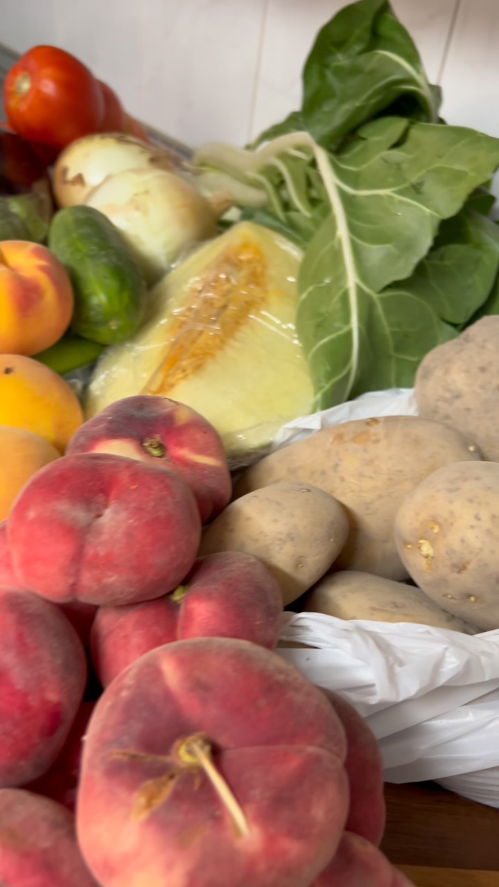 👩🏻‍🌾 Un día más haciendo la compra de frutas y verduras en Cjón. Consolación, bajo 2  #Calatayud directamente a l@s productores, sin intermediados, recogida en las últimas 24 horas, auténtico #km0 

💶 Todo esto por 18€ y las paraguayas me las ha regalado 

¿Vosotros también buscáis este tipo de lugares cuando hacéis la compra?

#aragón #detemporada #frutasyverduras