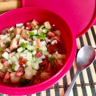 😋 Hoy dejo un tupper en la nevera de gazpacho a la antigua, a trocitos, como lo preparaban nuestros antepasados para cuando vuelva de la piscina

📲 Guarda para que no se te olvide 
❤️ Like si te ha gustado
✈️ Comparte con quien pueda necesitarlo
🗯️ Comenta si te quedan dudas

 🍅 INGREDIENTES:
Tomates de temporada
Pepino
Pimiento verde
Cebolla
Ajo
Sal
Cominos molidos
Aceite de oliva virgen extra
Vinagre
Agua
Pan del día anterior picado

👩🏻‍🍳 PREPARACIÓN:
- Preparamos en una ensaladera una vinagreta con aove, vinagre, sal, cominos molidos y agua
Picamos todas las verduras en trozos pequeños y machacamos el ajo en un mortero o lo pasamos por un picador
- Añadimos todo a la vinagreta y también el pan picado, removemos bien y probamos por sí necesitamos rectificar de sal o vinagre

😋 Una vez esté a nuestro gusto lo ponemos en la nevera para comerlo bien fresquito

👩🏼‍💻 https://www.zampatelmundo.com/gazpacho-a-la-antigua/

#gazpacho #recetasdeverano #comerbien #diasdepiscina #zampatelmundoblog