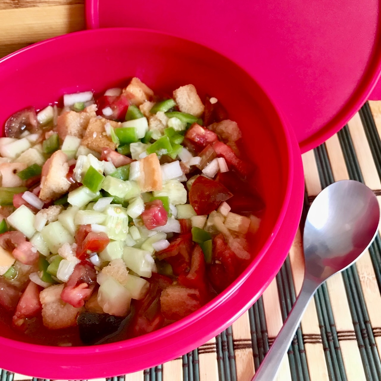 😋 Hoy dejo un tupper en la nevera de gazpacho a la antigua, a trocitos, como lo preparaban nuestros antepasados para cuando vuelva de la piscina

📲 Guarda para que no se te olvide 
❤️ Like si te ha gustado
✈️ Comparte con quien pueda necesitarlo
🗯️ Comenta si te quedan dudas

 🍅 INGREDIENTES:
Tomates de temporada
Pepino
Pimiento verde
Cebolla
Ajo
Sal
Cominos molidos
Aceite de oliva virgen extra
Vinagre
Agua
Pan del día anterior picado

👩🏻‍🍳 PREPARACIÓN:
- Preparamos en una ensaladera una vinagreta con aove, vinagre, sal, cominos molidos y agua
Picamos todas las verduras en trozos pequeños y machacamos el ajo en un mortero o lo pasamos por un picador
- Añadimos todo a la vinagreta y también el pan picado, removemos bien y probamos por sí necesitamos rectificar de sal o vinagre

😋 Una vez esté a nuestro gusto lo ponemos en la nevera para comerlo bien fresquito

👩🏼‍💻 https://www.zampatelmundo.com/gazpacho-a-la-antigua/

#gazpacho #recetasdeverano #comerbien #diasdepiscina #zampatelmundoblog