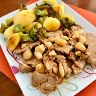 😋 Hoy preparamos solomillo de cerdo al ajillo

📲 Guarda para que no se te olvide 
❤️ Like si te ha gustado
✈️ Comparte con quien pueda necesitarlo
🗯️ Comenta si te quedan dudas

🐽 INGREDIENTES:
Unos 3 filetes de solomillo por persona
Una cabeza de ajos por cada 4 personas
Un vaso grande de vino blanco de calidad
Pimienta en grano, sal y aceite de oliva virgen extra

*Para la guarnición he elegido un bote de patatas pequeñas hervidas y pimiento verde

👩🏻‍🍳 PREPARACIÓN:
- En una sartén honda ponemos un buen chorro de Aove y freímos a fuego bajo los ajos sin pelar, con un corte en medio para que no salten y se hagan mejor por dentro
- Una vez hechos los retiramos a un plato y reservamos
-En esa misma sartén doramos los filetes salpimentados por ambos lados
- Cuando los tengamos todos hechos añadimos los ajos, y regamos con el vino blanco
- Unos tres minutos a fuego fuerte para que se evapore el alcohol y luego bajamos el fuego y tapamos con una tapadera que tenga respiración hasta que  los filetes estén tiernos y quede una salsa espesa

🥔 Mientras tanto en una sartén ponemos un chorrito de aove y doramos las patatas y el pimiento verde

👩🏼‍💻 https://www.zampatelmundo.com/receta-de-solomillo-al-ajillo/

#solomillodecerdo #cocinacasera #carnedecerdo #zampatelmundoblog