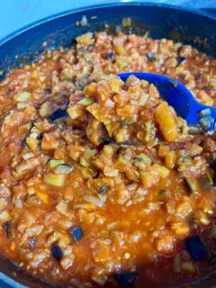 👨🏻‍🌾👩🏻‍🌾 Nueva compra directamente a l@s #agricultores en Calatayud y preparación de #pisto a mi estilo frito en este orden:

- Cebolla
- Pimiento verde
- Puerro
- Calabacín 
- Berenjena 
- Tomates maduros

💚 Siempre con #aove ,buena sal y mucho amor 

#delahuertaalamesa