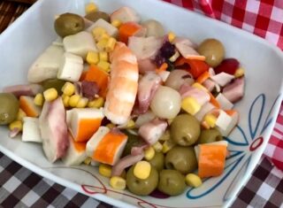 🍺 Una cerveza bien fresquita y un plato de salpicón con frutos de mar y encurtidos 

🍤 INGREDIENTES:
Patas de pulpo cocido
Langostinos cocidos
Palitos de surimi
Cebollitas y pepinillos en vinagre
Aceitunas verdes rellenas de jalapeño
Maíz de lata o frasco
Aceite de oliva virgen extra
Sal

👩🏻‍🍳 PREPARACIÓN:
- En una fuente honda ponemos las patas de pulpo cocidas partidas en rodajas, los langostinos cocidos pelados y desvenados y los palitos de surimi partidos también en rodajas del tamaño que más os guste
- Añadimos el maíz y los encurtidos (cebollitas, aceitunas sin hueso, pepinillos, pimiento rojo en vinagre…)
- Aliñamos con un buen chorro de aove y un poco de sal al gusto

🍴 Removemos bien para que se mezcle el aliño con los ingredientes, tapamos la fuente y lo guardamos en la nevera para que a la hora de comerlo esté bien fresco

#salpicón #recetasdeverano #cocinafresca #zampatelmundoblog
