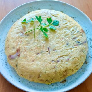 👩🏻‍🍳🥔🥚 Foto de tortilla de patatas con su decoración de perejil y todo

😋 Comenzamos semana, terminamos agosto y entramos en septiembre 

#tortilladepatatas  #spanishomelette