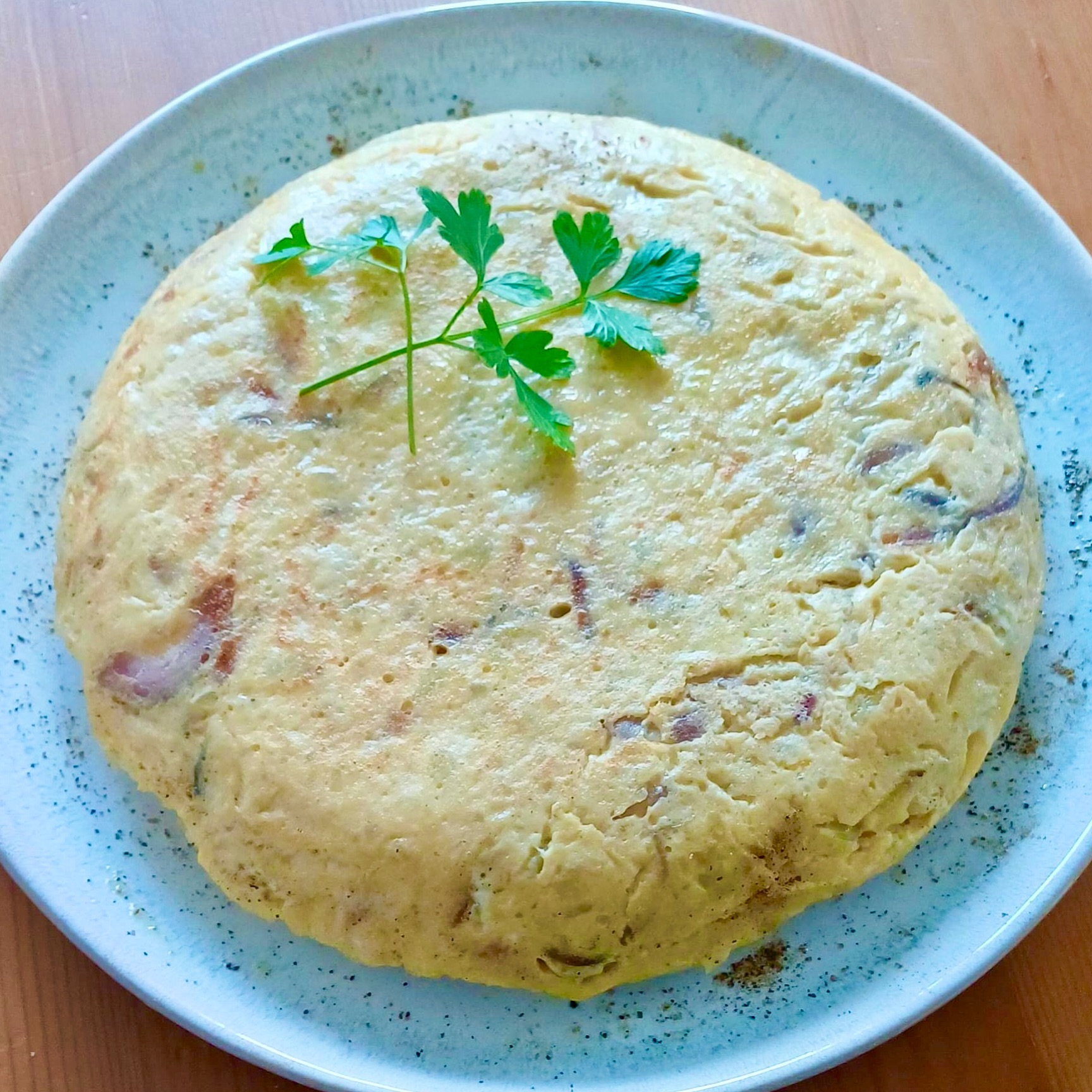 👩🏻‍🍳🥔🥚 Foto de tortilla de patatas con su decoración de perejil y todo

😋 Comenzamos semana, terminamos agosto y entramos en septiembre 

#tortilladepatatas  #spanishomelette