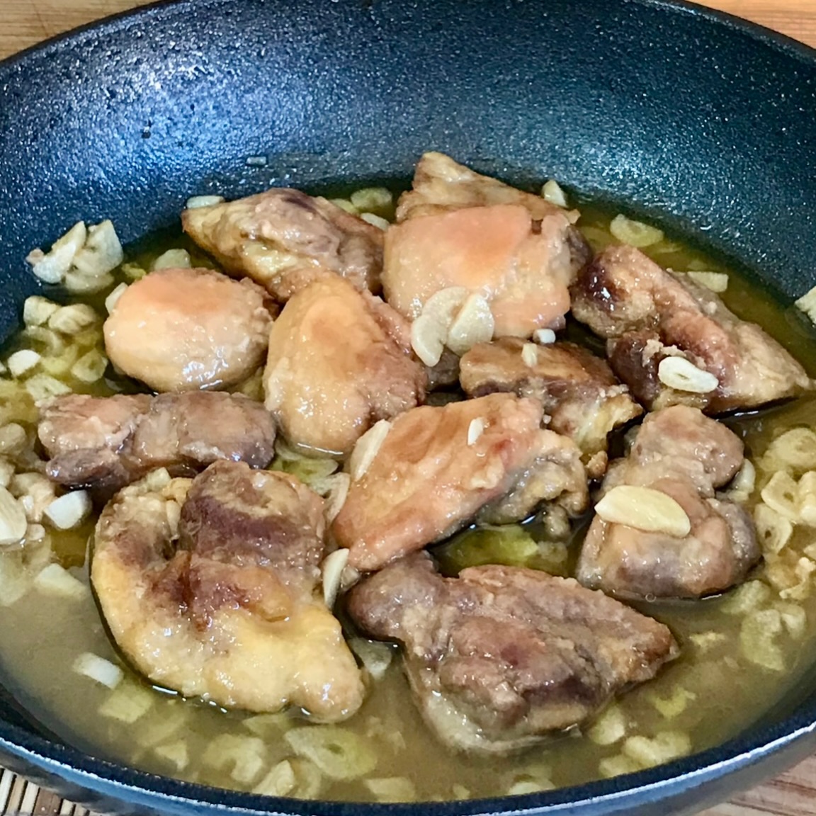 🍗 Receta de contramuslos de pollo al ajillo 

📲 Guarda para que no se te olvide 
❤️ Like si te ha gustado
✈️ Comparte con quien pueda necesitarlo
🗯️ Comenta si te quedan dudas

🧄 INGREDIENTES:

Dos contramuslos de pollo por persona
3 dientes de ajo por cada contramuslo aproximádamente 
Harina
Caldo de pollo casero o comprado pero natural
Aceite de oliva virgen extra 
Sal

👩🏻‍🍳 PREPARACIÓN:
- En una sartén honda ponemos un dedo de aceite de oliva virgen extra (aove) al fuego a calentar
- Añadimos sal al gusto a los contramuslos de pollo y los pasamos por harina para freírlos cuando el aceite esté caliente por los dos lados y según estén los sacamos a un plato y reservamos
- Una vez los tengamos todos hechos retiramos un poco de aceite para que no quede muy grasa la salsa y sofreímos los ajos cortados en láminas
- Una vez estén un poco dorados los ajos (no mucho que si no amargan) añadimos el caldo de pollo y esperamos a que comience a hervir
- En ese momento incorporamos los contramuslos fritos que teníamos reservados y les dejamos cocer unos 3 ó 4 minutos por cada lado
- Al estar el pollo frito con harina espesará la salsa y le dará una consistencia perfecta

#polloalajillo #cocinafacil #zampatelmundoblog #megustacomer