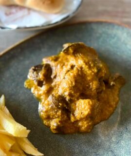 😋 ¡Hoy es el Día Mundial de la Casquería!
Así que hago doblete ya que a ayer subí las manitas de cordero y como no hay 2 sin 3 él martes compartiré una receta de corazón de res preparada por el Chef @adrian.diazli en el blog

🐓 Hoy os traigo unos HIGADITOS DE POLLO A LA CORDOBESA, una receta de la mano del @chefjoseluissalcedo de @tabernahermanossalcedo1942 (#Córdoba), dentro de mi sección de “cocineros invitados en zampatelmundo” Podéis ver en la sección de reels el vídeo de la preparación paso a paso

😉 Una receta de las de toda la vida, con un truquito de la abuela incluido

🍴 HIGADITOS DE POLLO A LA CORDOBESA

INGREDIENTES:
Higaditos de pollo
Ajos
Aceite de oliva virgen extra
Vino fino
Sal
Pimienta negra
Colorante alimenticio
Un chorro de vinagre

PREPARACIÓN:

1️⃣ Limpiamos muy bien los higaditos de pollo, quitándoles los nervios y las partes blancas

2️⃣ Pelamos bastantes ajos

3️⃣ En una sartén honda ponemos un buen chorro de aceite de oliva virgen extra y sofreímos los ajos hasta que estén dorados

4️⃣ Los añadimos a un recipiente con el vino fino y parte del aceite de freírlos

5️⃣ En el aceite sobrante sofreímos los higaditos con sal y pimienta negra

6️⃣ Batimos los ajos con el vino y el aceite hasta que estén perfectamente triturados y se lo añadimos a los higaditos, junto con un poco de agua, colorante y un chorrito de vinagre. ¡Este es el truco de la abuela del chef!

7️⃣ Dejamos cocinar a fuego medio unos 20 minutos y ya los tenemos listos para servir

🍟 Acompañamos con unas buenas patatas fritas y, por supuesto, ¡pan para esa salsa!

🤤 Una receta sencilla, sabrosa y con mucha tradición cordobesa de la que podéis conocer más en el blog:

🔗 https://www.zampatelmundo.com/higaditos-de-pollo-a-la-cordobesa-2/

¡Feliz Día Mundial de la Casquería! 

#Casquería #CocinaCordobesa #recetastradicionales #zampatelmundoblog
